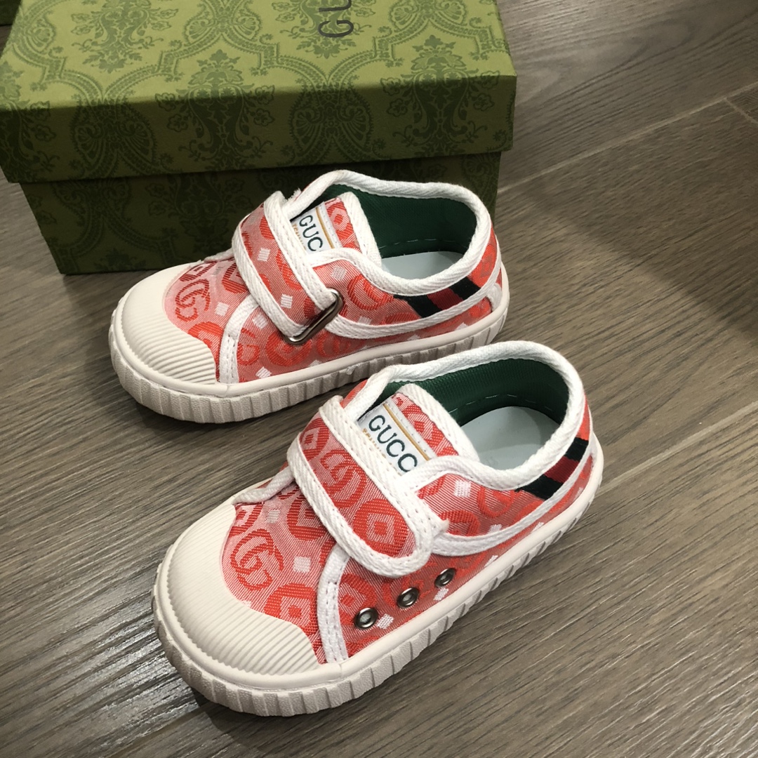 Children's shoes child